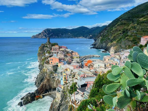 Cinque Terre: card, train & boats